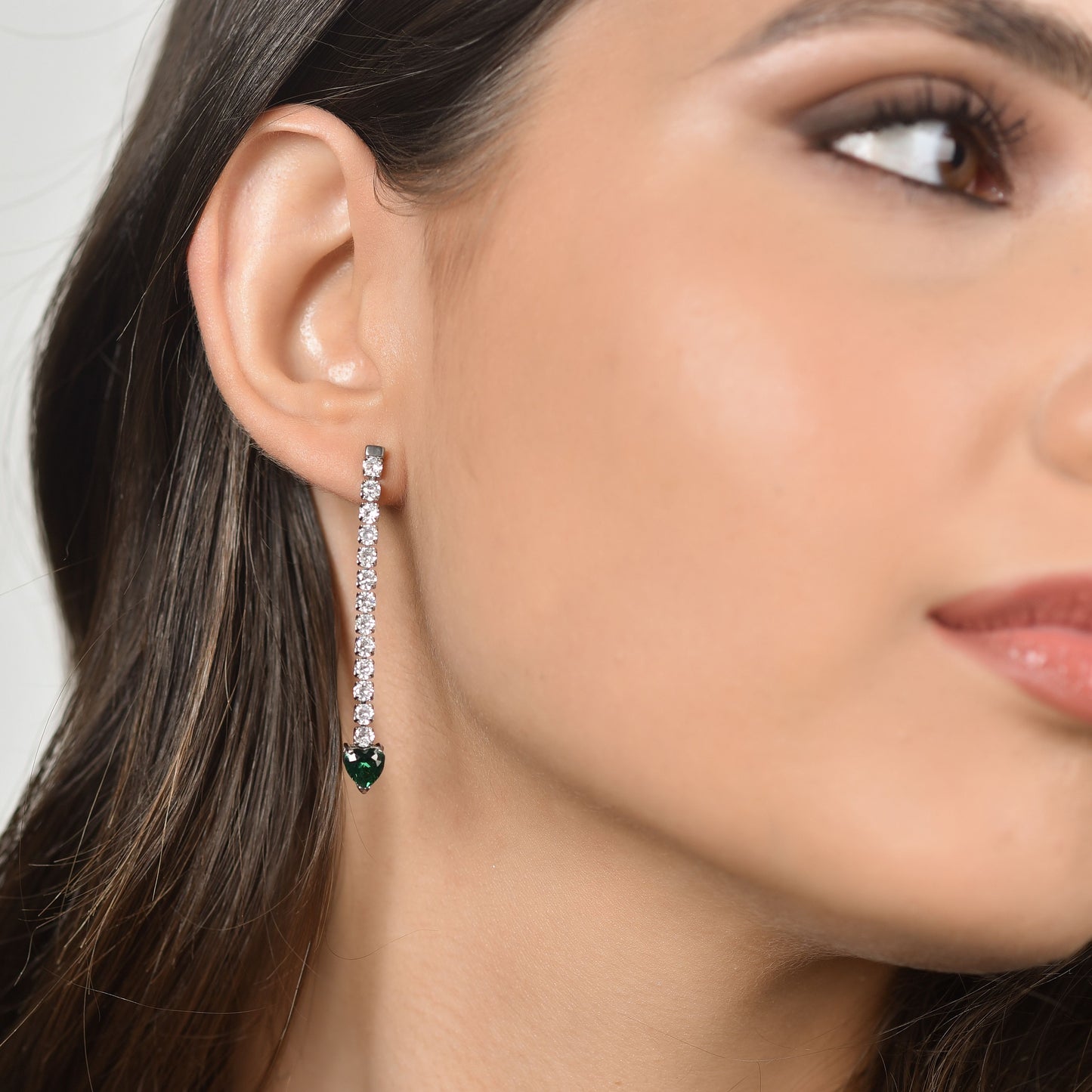 PENDIENTES DE TENIS DE ACERO PARA MUJER CON CRISTALES BLANCOS Y CORAZONES DE CRISTAL VERDE