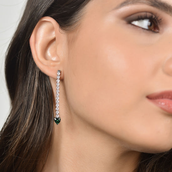 PENDIENTES DE TENIS DE ACERO PARA MUJER CON CRISTALES BLANCOS Y CORAZONES DE CRISTAL VERDE