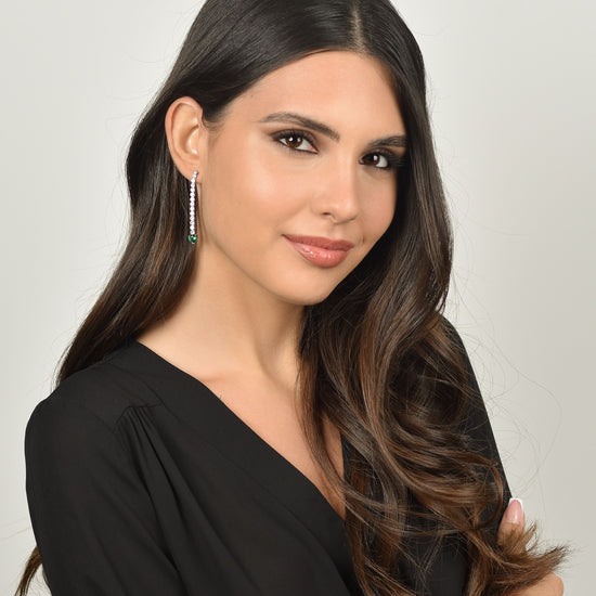 PENDIENTES DE TENIS DE ACERO PARA MUJER CON CRISTALES BLANCOS Y CORAZONES DE CRISTAL VERDE