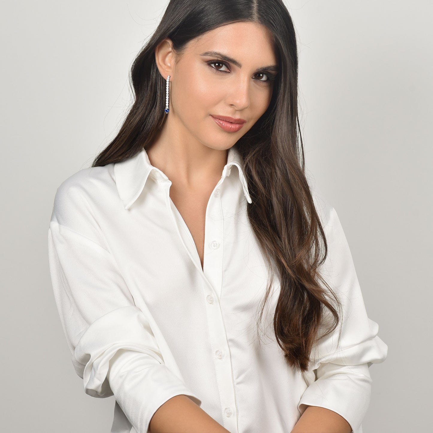 PENDIENTES DE TENIS DE ACERO PARA MUJER CON CRISTALES BLANCOS Y CORAZONES DE CRISTAL AZUL