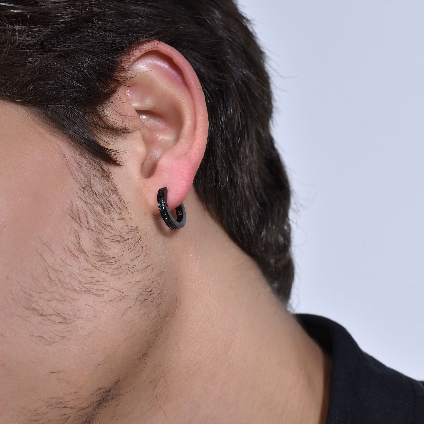 PENDIENTE DE HOMBRE MONO ACERO CON CRISTALES NEGROS