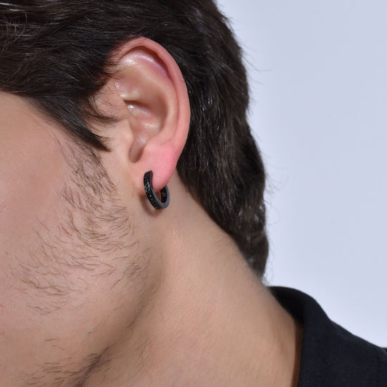 PENDIENTE DE HOMBRE MONO ACERO CON CRISTALES NEGROS
