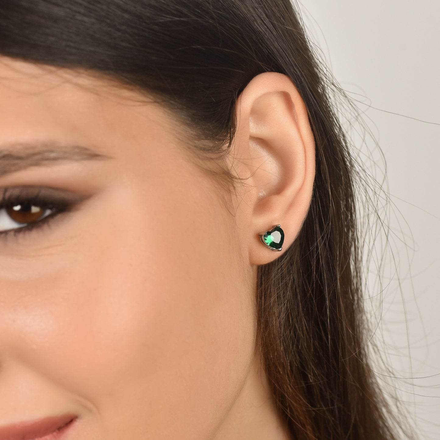 PENDIENTES DE ACERO PARA MUJER CON CORAZONES DE CRISTAL VERDE