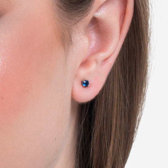 Carica immagine nella Galleria MONO ORECCHINO DONNA IN ACCIAIO CON ZIRCONE BLU
