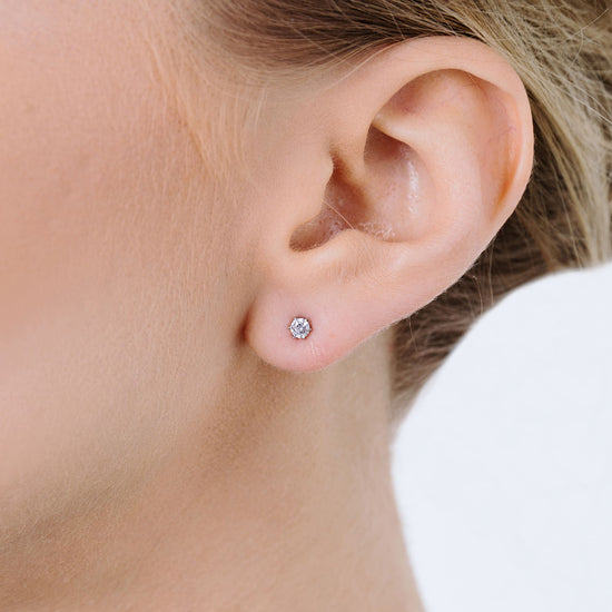 PENDIENTES DE PUNTA DE ACERO CON CRISTAL BLANCO DE 3 MM