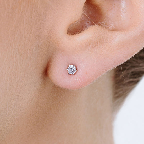 PENDIENTES DE PUNTA DE ACERO CON CRISTAL BLANCO DE 3 MM