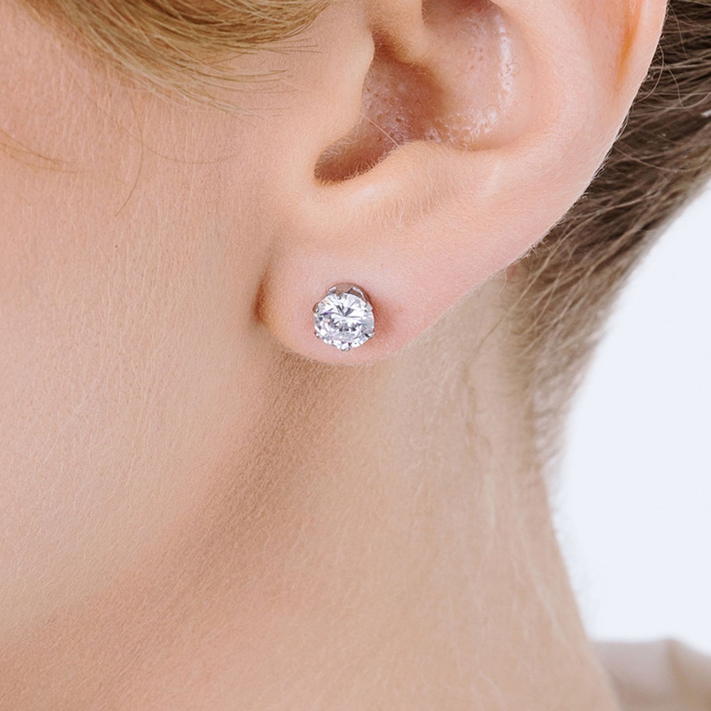 PENDIENTES DE FOCOS DE ACERO CON CRISTAL BLANCO DE 6 MM