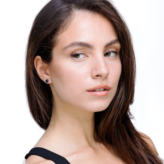 PENDIENTES DE FOCOS DE ACERO CON CRISTAL NEGRO