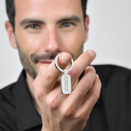 LLAVERO DE ACERO CON CRISTALES BLANCOS