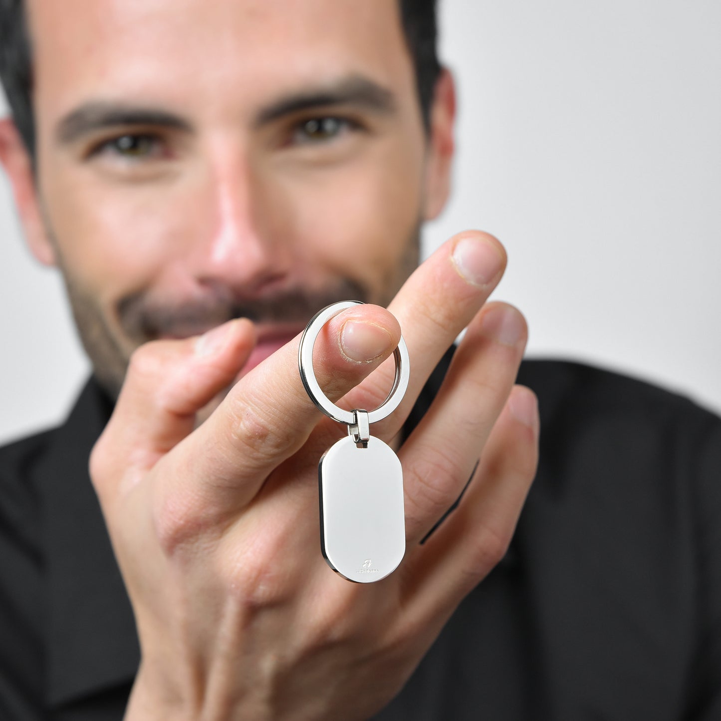 LLAVERO DE ACERO PARA HOMBRES