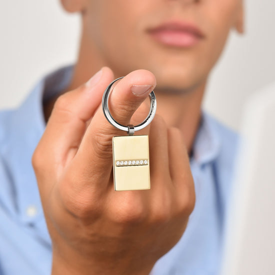 LLAVERO DE ACERO PARA HOMBRE CON PLACA DE ORO IP Y CRISTALES BLANCOS
