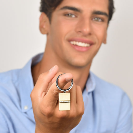 LLAVERO DE ACERO PARA HOMBRE CON PLACA DE ORO IP Y CRISTALES BLANCOS