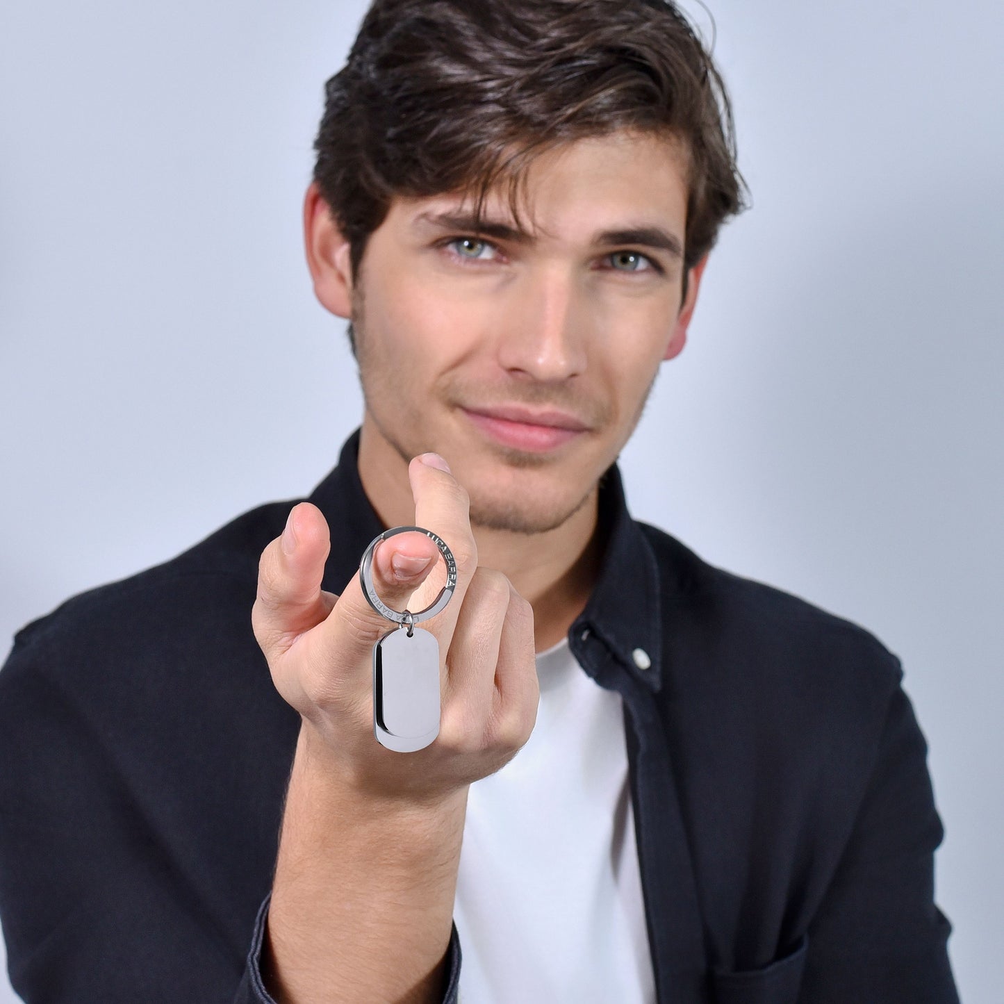 LLAVERO DE HOMBRE DE ACERO CON PLACAS PLATEADAS