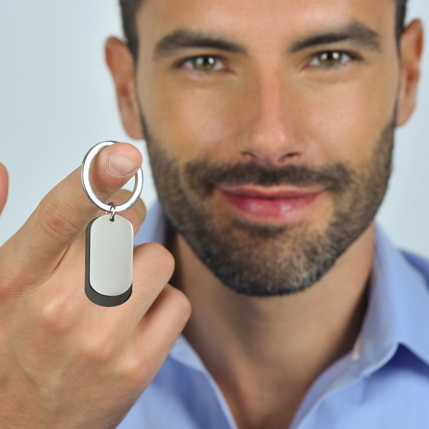 LLAVERO DE HOMBRE DE ACERO CON PLACAS IP PLATEADAS Y NEGRAS