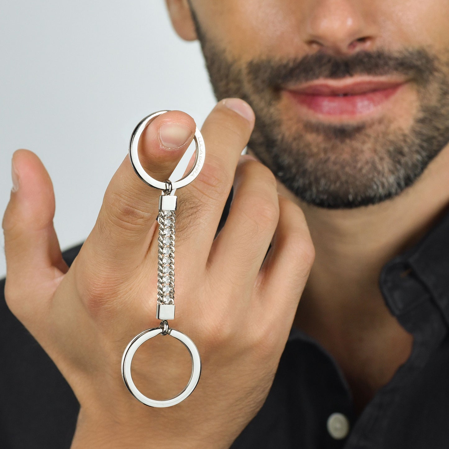 ELEMENTO LLAVERO DE HOMBRE DE ACERO CON CRISTALES BLANCOS