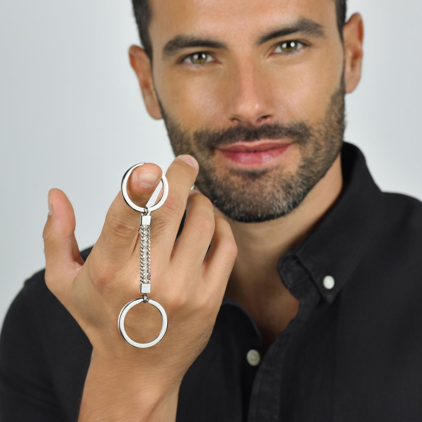 ELEMENTO LLAVERO DE HOMBRE DE ACERO CON CRISTALES BLANCOS