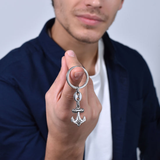 LLAVERO MASCULINO DE ACERO CON ANCLA Y ROSA DE LOS VIENTOS