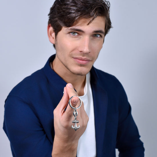 LLAVERO MASCULINO DE ACERO CON ANCLA Y ROSA DE LOS VIENTOS