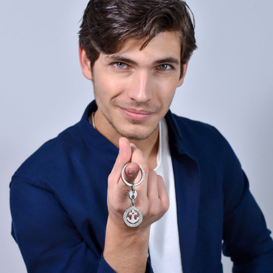 LLAVERO DE HOMBRE CON ANCLA DE ACERO Y CRISTAL NEGRO