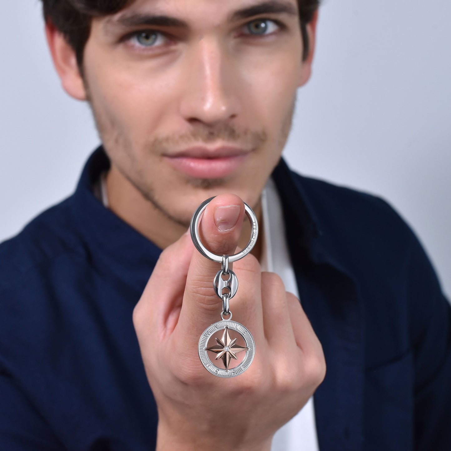 LLAVERO DE ACERO PARA HOMBRE CON ROSA DE LOS VIENTOS