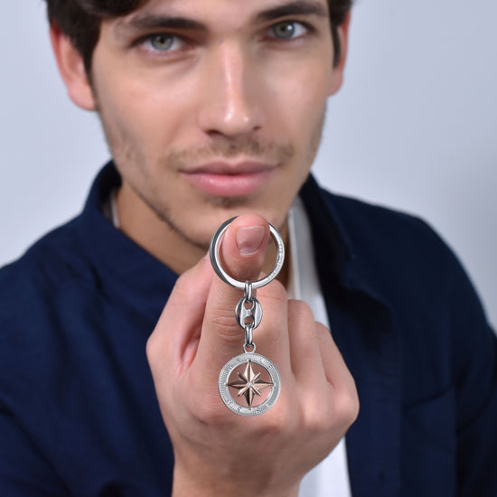 LLAVERO DE ACERO PARA HOMBRE CON ROSA DE LOS VIENTOS
