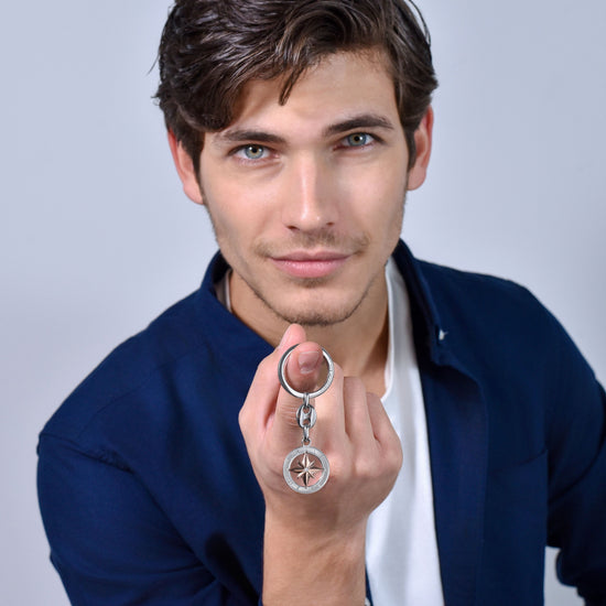 LLAVERO DE ACERO PARA HOMBRE CON ROSA DE LOS VIENTOS