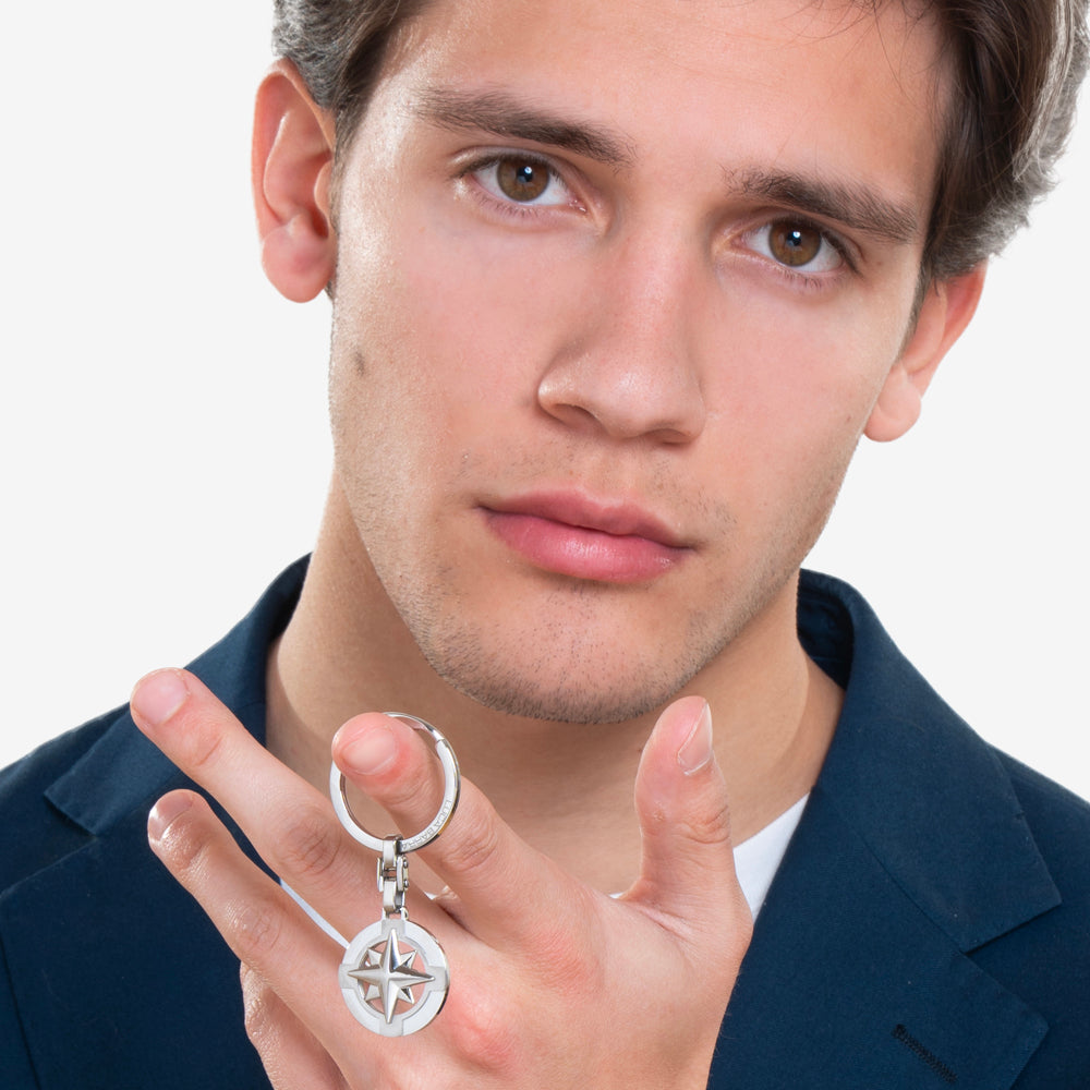 LLAVERO DE HOMBRE DE ACERO CON ROSA DE LOS VIENTOS